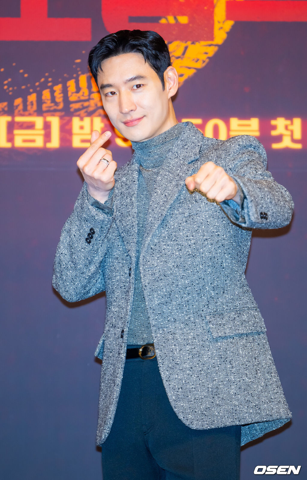 18일 오후 서울 양천구 목동 SBS 방송센터 SBS홀에서 SBS 금토드라마 ‘모범택시3’ 제작발표회가 열렸다.배우 이제훈, 김의성, 표예진, 장혁진, 배유람 주연의 드라마 ‘모범택시3’는 동명의 웹툰을 원작으로 한 시리즈물로, 베일에 가려진 택시회사 무지개 운수와 택시기사 김도기가 억울한 피해자를 대신해 복수를 완성하는 사적 복수 대행극이다. 배우 이제훈이 포즈를 취하고 있다. 2025.11.18 / rumi@osen.co.kr