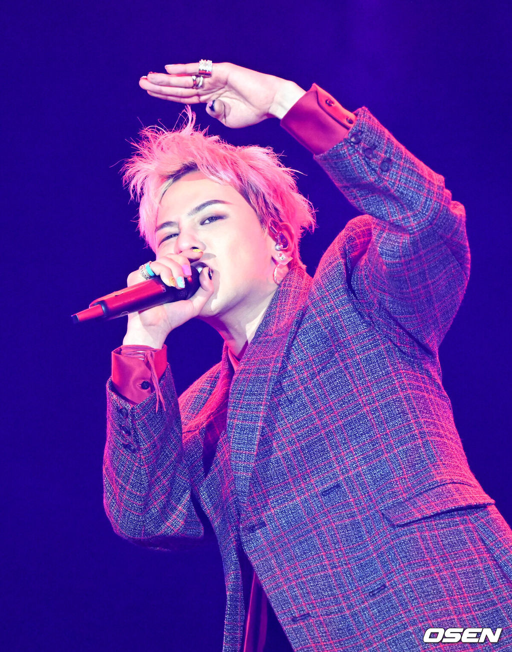 4일 인천 잭 니클라우스 골프 클럽 코리아(파72)에서 쿠팡플레이와 함께하는 리브(LIV) 골프 코리아(총상금 2500만 달러) 최종라운드 경기가 열렸다.가수 지드래곤이 축하무대를 펼치고 있다. 2025.05.04 /sunday@osen.co.kr