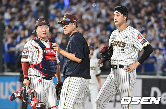 [OSEN=부산, 이석우 기자] 롯데 자이언츠 김상진 코치, 정보근, 윤성빈 / foto0307@osen.co.kr
