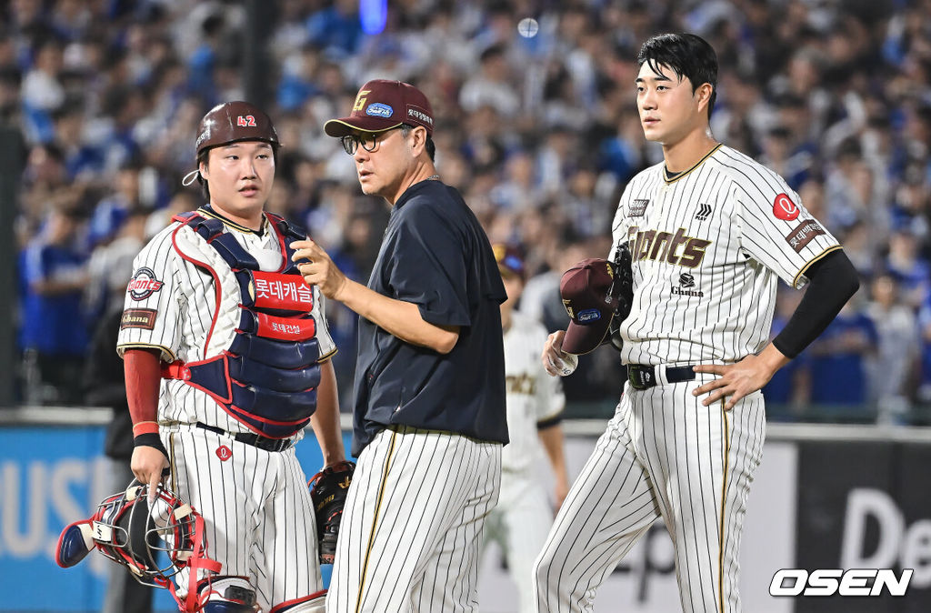 롯데 자이언츠 김상진 코치, 정보근, 윤성빈 / foto0307@osen.co.kr