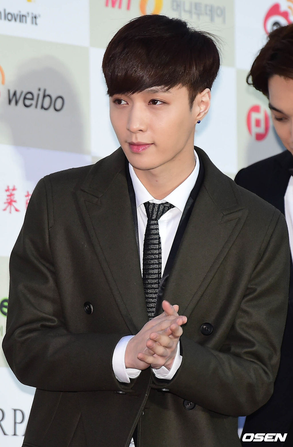 28일 오후 서울 올림픽 체조경기장에서 열린 '제4회 가온차트 K-POP 어워드' 레드카펫 행사에서 엑소 레이가 포토타임을 갖고 있다.이번 시상식에는 지난 2014년 K-POP 열풍의 주역들이 총 출동, 화려한 무대까지 선보일 예정이어서 기대를 더하고 있다. 데뷔 만 10년째를 맞은 슈퍼주니어, 대세 보이그룹 엑소, 무서운 신예 위너 등을 포함, 블락비 방탄소년단 카라 2NE1 걸스데이 씨스타 에이핑크 AOA EXID 마마무 등 인기 아이돌그룹들이 총 출격한다.제4회 가온차트 K-POP 어워드는 1~3회 때와 마찬가지로 가온차트에서 집계한 정확하고 객관적인 데이터(디지털 음원, 음반 판매량)를 바탕으로 지난 2014년 한 해 동안 각 달 음원 1위 가수 12팀, 각 분기 최다 음반 판매 가수 4팀 등 총 16팀에 올해의 가수상을 준다. / baik@osen.co.kr