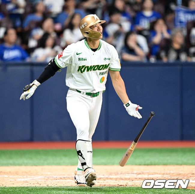 [OSEN=고척, 이대선 기자] 키움은 27일 서울 고척 스카이돔에서 열린 2025 신한은행 SOL Bank KBO리그 삼성과의 홈 경기에서 5-4로 승리했다.8회말 2사 1루에서 키움 송성문이 우중월 투런 홈런을 치고 환호하고 있다. 2025.06.27 /sunday@osen.co.kr