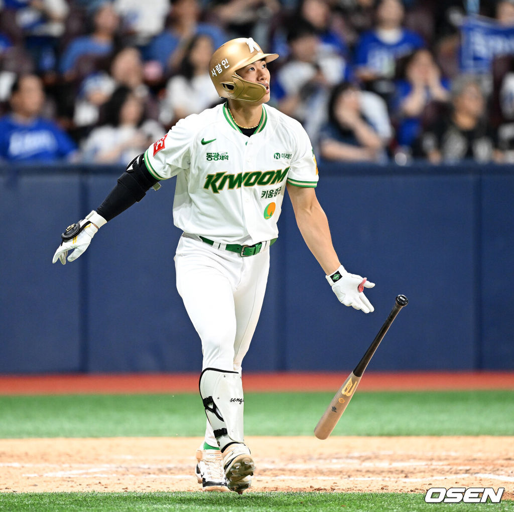 키움은 27일 서울 고척 스카이돔에서 열린 2025 신한은행 SOL Bank KBO리그 삼성과의 홈 경기에서 5-4로 승리했다.8회말 2사 1루에서 키움 송성문이 우중월 투런 홈런을 치고 환호하고 있다. 2025.06.27 /sunday@osen.co.kr