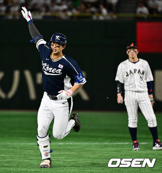 [OSEN=도쿄(일본), 조은정 기자]15일 일본 도쿄돔에서 ‘2025 NAVER K-BASEBALL SERIES’ 대한민국과 일본의 1차전 경기가 열렸다.한국은 곽빈, 일본은 소타니 류헤이를 선발투수로 내세웠다.4회초 무사에서 대한민국 송성문이 안현민의 선제 투런포에 이어 백투백 우월 솔로포를 날리며 기뻐하고 있다. 2025.11.15. /cej@osen.co.kr