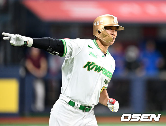 [OSEN=고척, 이대선 기자] 키움은 27일 서울 고척 스카이돔에서 열린 2025 신한은행 SOL Bank KBO리그 삼성과의 홈 경기에서 5-4로 승리했다.8회말 2사 1루에서 키움 송성문이 우중월 투런 홈런을 치고 환호하고 있다. 2025.06.27 /sunday@osen.co.kr