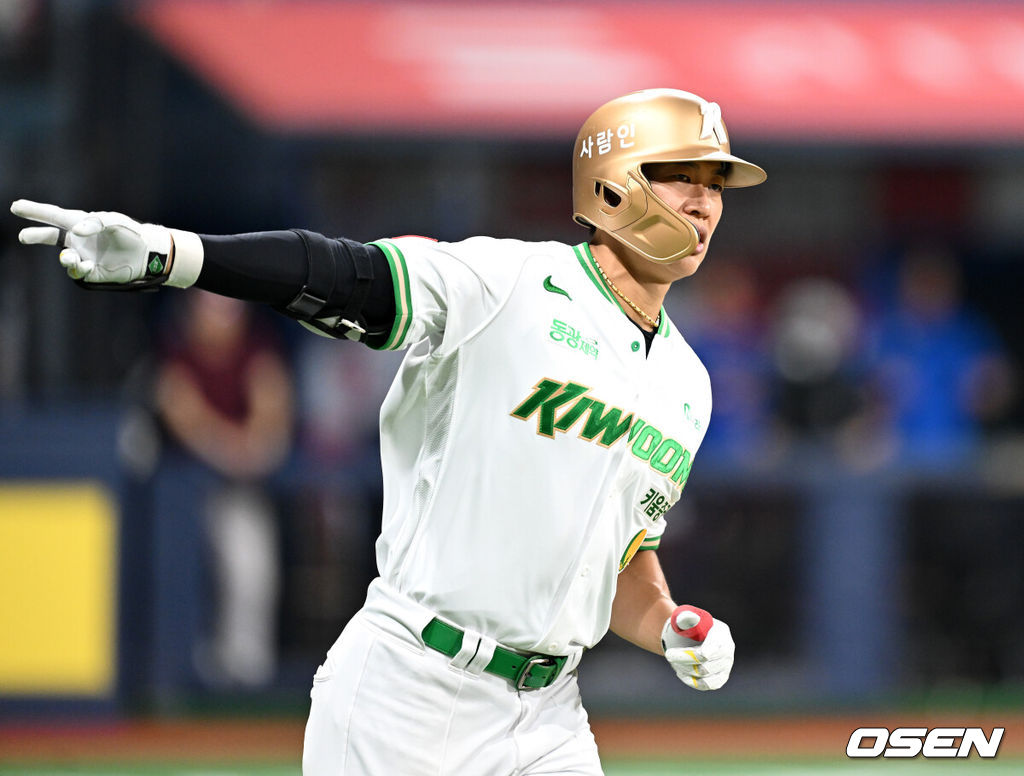 키움은 27일 서울 고척 스카이돔에서 열린 2025 신한은행 SOL Bank KBO리그 삼성과의 홈 경기에서 5-4로 승리했다.8회말 2사 1루에서 키움 송성문이 우중월 투런 홈런을 치고 환호하고 있다. 2025.06.27 /sunday@osen.co.kr