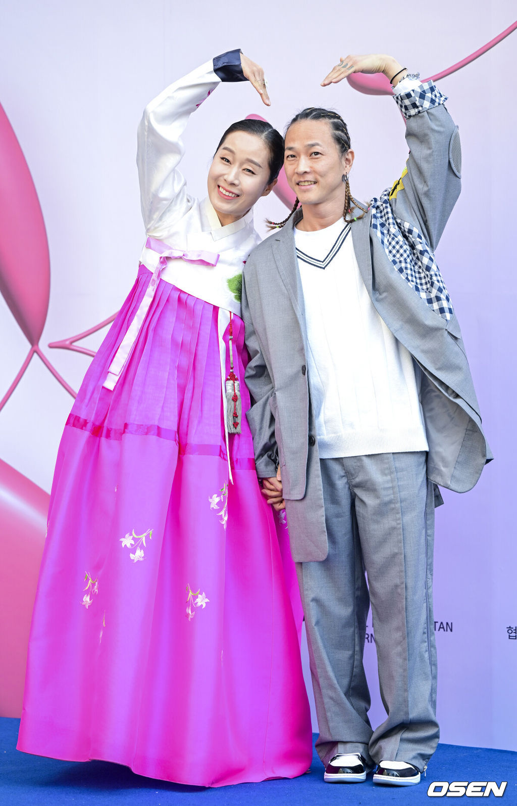 19일 서울 중구 동대문디자인플라자(DDP)에서 2023 F/W 서울패션위크 ‘이상봉' 컬렉션 포토콜 행사가 열렸다.팝핀현준-박애리 부부가 행사에 참석해 포즈를 취하고 있다. 2023.03.19 / dreamer@osen.co.kr