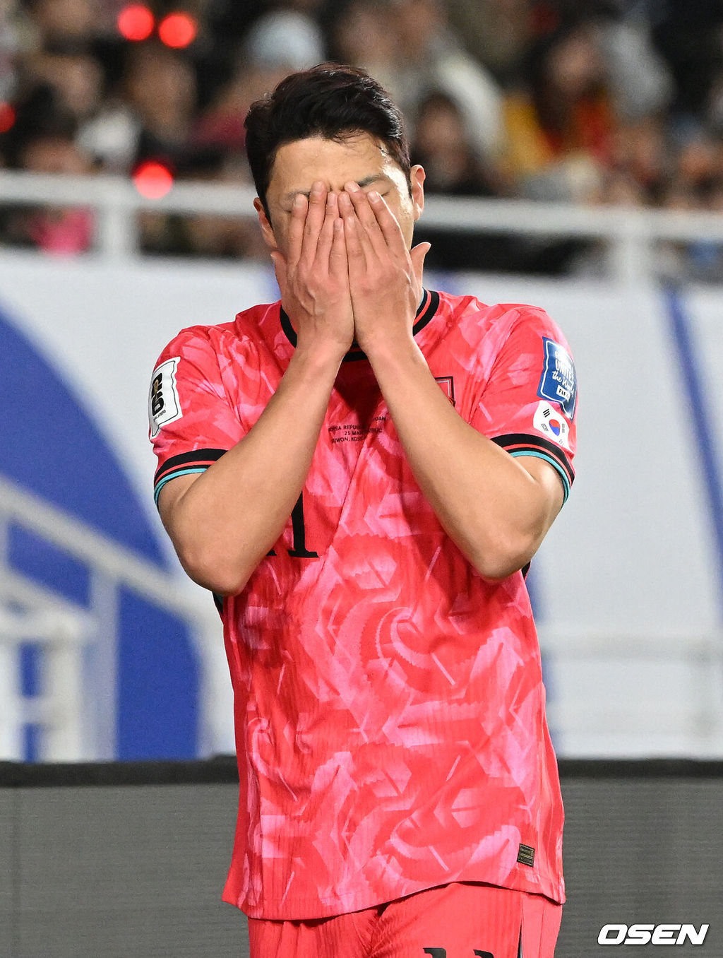 25일 오후 수원월드컵경기장에서 2026 국제축구연맹(FIFA) 북중미 월드컵 아시아지역 3차 예선 B조 8차전 한국과 요르단의 경기가 열렸다.현재 4승 3무(승점 15)로 무패 행진 중이지만, 아직 방심할 수 없는 상황이다. 10차전 쿠웨이트전(홈) 이전에 월드컵 본선 진출을 확정하려면 8차전 요르단전 승리 후 9차전 이라크전(원정)까지 이겨야 한다.전반 한국 황희찬이 슛을 시도했지만 상대 골키퍼에게 막히고 있다. 2025.03.25 /sunday@osen.co.kr