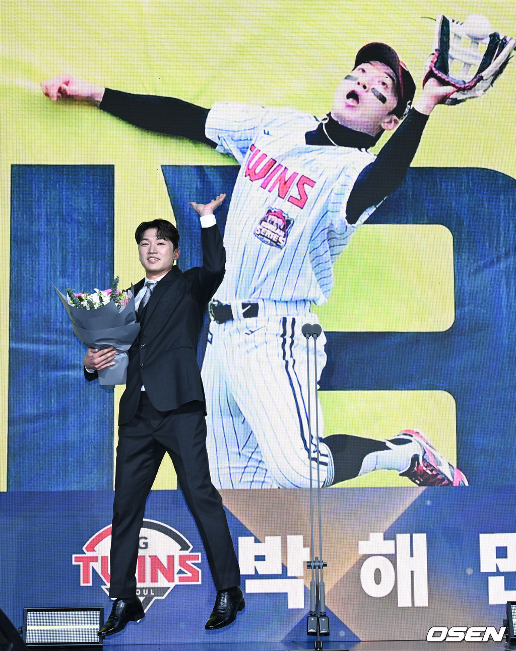 LG 트윈스 박해민이 9일 서울 송파구 잠실동 롯데호텔 월드에서 진행된 2025 신한은행 SOL 뱅크 KBO 골든글러브 시상식에서 골든포토상을 수상하며 장면을 재연하고 있다.올 한 해 최고의 장면을 연출한 선수에게 시상하는 골든포토상은 한국스포츠사진기자회의 특별상으로 1994년 신설되었다.올해 선정된 사진은 LG 박해민이 한국시리즈 1차전에서 한화 문현빈의 장타성 타구를 펜스 앞에서 점프캐치 하는 장면이다.골든포토상 수상자에게는 트로피와 액자, 니콘이미징코리아에서 후원한 미러리스 카메라가 부상으로 전달된다. 2025.12.09 /cej@osen.co.kr