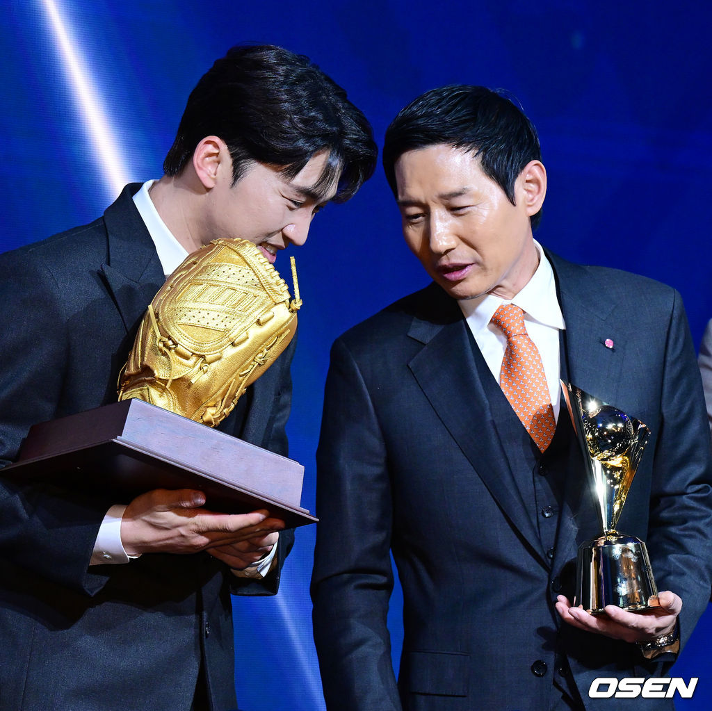 박해민과 초대 KBO 감독상을 수상한 LG 염경엽 감독
