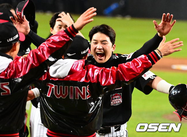 한국시리즈 우승을 차지하고 염경엽 감독과 포옹하는 박해민