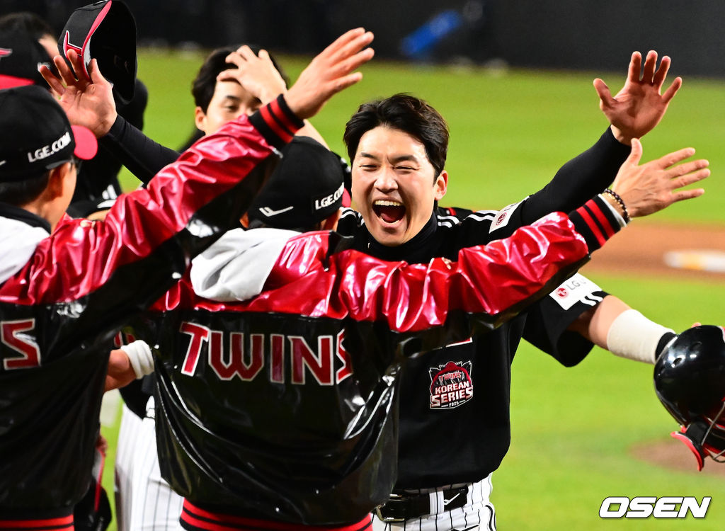 한국시리즈 우승을 차지하고 염경엽 감독과 포옹하는 박해민