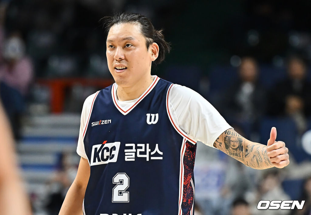 14일 부산 사직체육관에서 2025-2026 LG전자 프로농구 부산 KCC와 안양 정관장의 경기가 열렸다.정관장전 2전 전패를 기록중인 KCC에 최준용이 무릎 부상 털고 돌아왔다.부산 KCC 최준용이 엄지척을 하고 있다. 2025.12.14 / foto0307@osen.co.kr