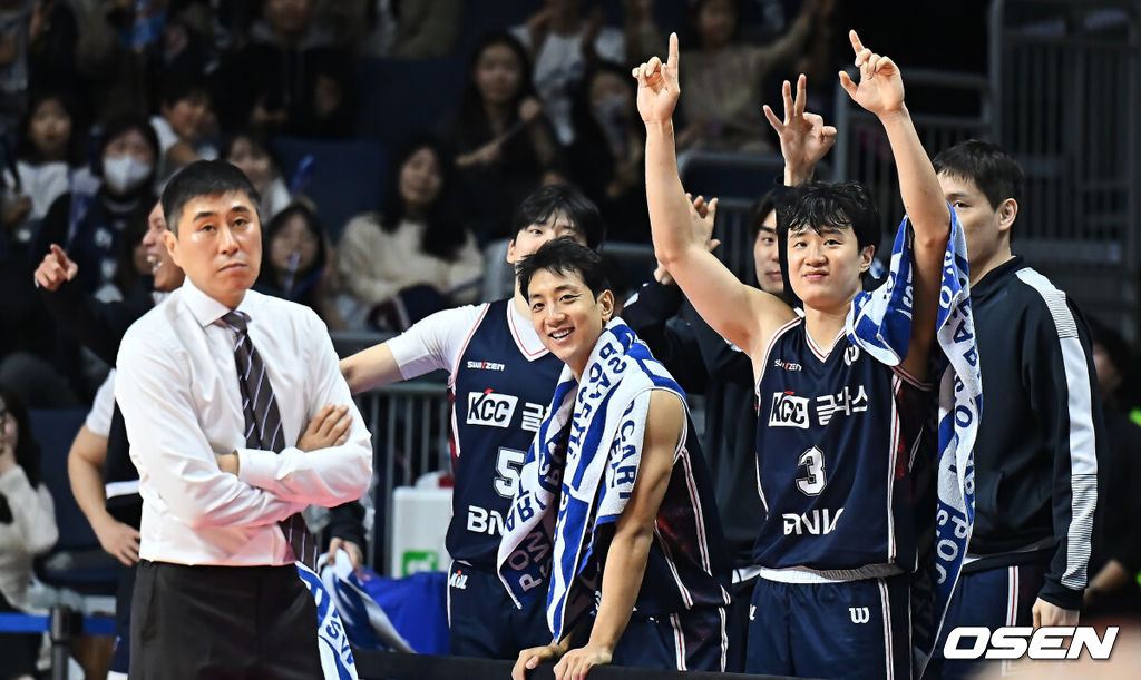14일 부산 사직체육관에서 2025-2026 LG전자 프로농구 부산 KCC와 안양 정관장의 경기가 열렸다.정관장전 2전 전패를 기록중인 KCC에 최준용이 무릎 부상 털고 돌아왔다.부산 KCC 허웅과 선수들이 이주영의 3점슛 성공에 환호하고 있다. 2025.12.14 / foto0307@osen.co.kr