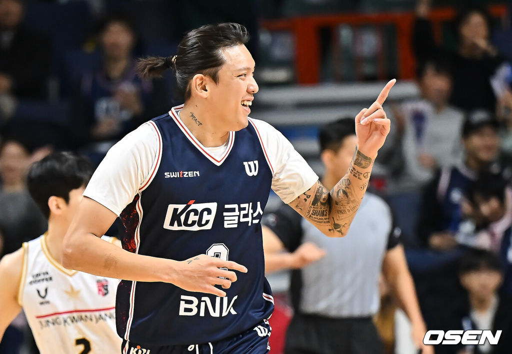 14일 부산 사직체육관에서 2025-2026 LG전자 프로농구 부산 KCC와 안양 정관장의 경기가 열렸다.정관장전 2전 전패를 기록중인 KCC에 최준용이 무릎 부상 털고 돌아왔다.부산 KCC 최준용이 골을 성공시키고 세리머니를 하고 있다. 2025.12.14 / foto0307@osen.co.kr