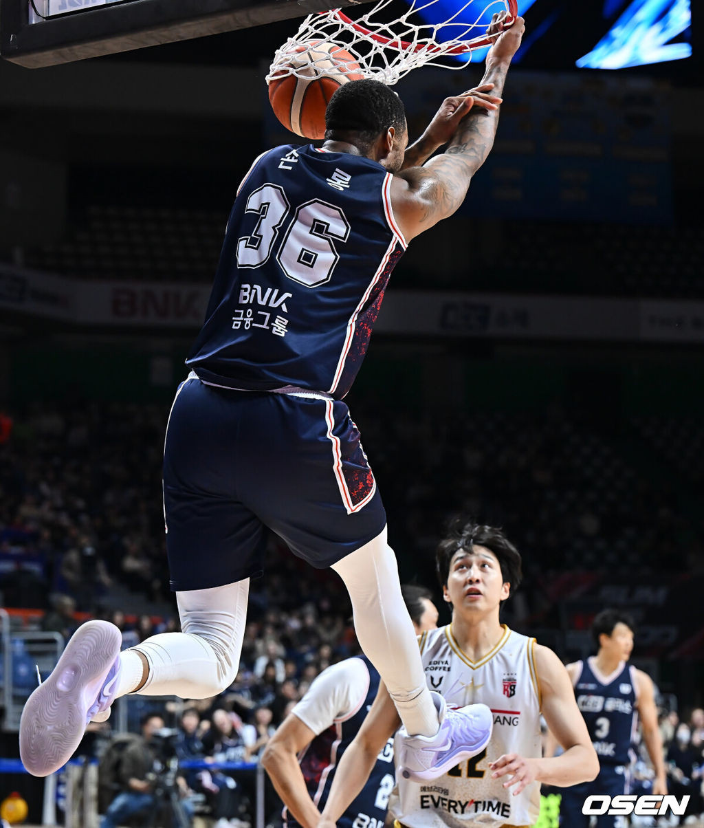 14일 부산 사직체육관에서 2025-2026 LG전자 프로농구 부산 KCC와 안양 정관장의 경기가 열렸다.정관장전 2전 전패를 기록중인 KCC에 최준용이 무릎 부상 털고 돌아왔다.부산 KCC 숀롱이 파워 넘치는 덩크슛을 성공시키고 있다. 2025.12.14 / foto0307@osen.co.kr