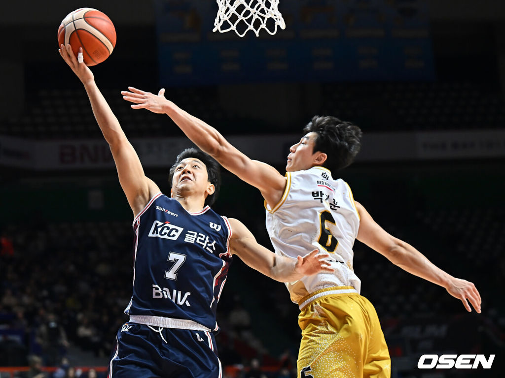 14일 부산 사직체육관에서 2025-2026 LG전자 프로농구 부산 KCC와 안양 정관장의 경기가 열렸다.정관장전 2전 전패를 기록중인 KCC에 최준용이 무릎 부상 털고 돌아왔다.부산 KCC 허훈이 안양 정관장 박지훈의 마크를 피해 골밑슛을 시도하고 있다. 2025.12.14 / foto0307@osen.co.kr