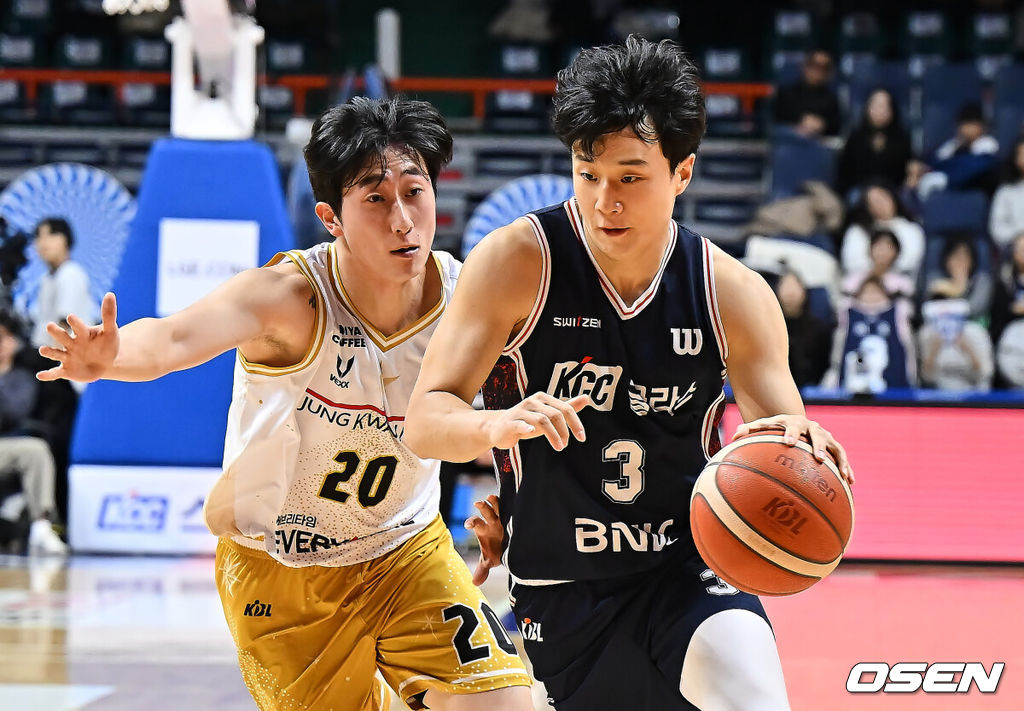 14일 부산 사직체육관에서 2025-2026 LG전자 프로농구 부산 KCC와 안양 정관장의 경기가 열렸다.정관장전 2전 전패를 기록중인 KCC에 최준용이 무릎 부상 털고 돌아왔다.부산 KCC 허웅이 안양 정관장 소준혁의 마크를 피해 골밑돌파를 시도하고 있다. 2025.12.14 / foto0307@osen.co.kr