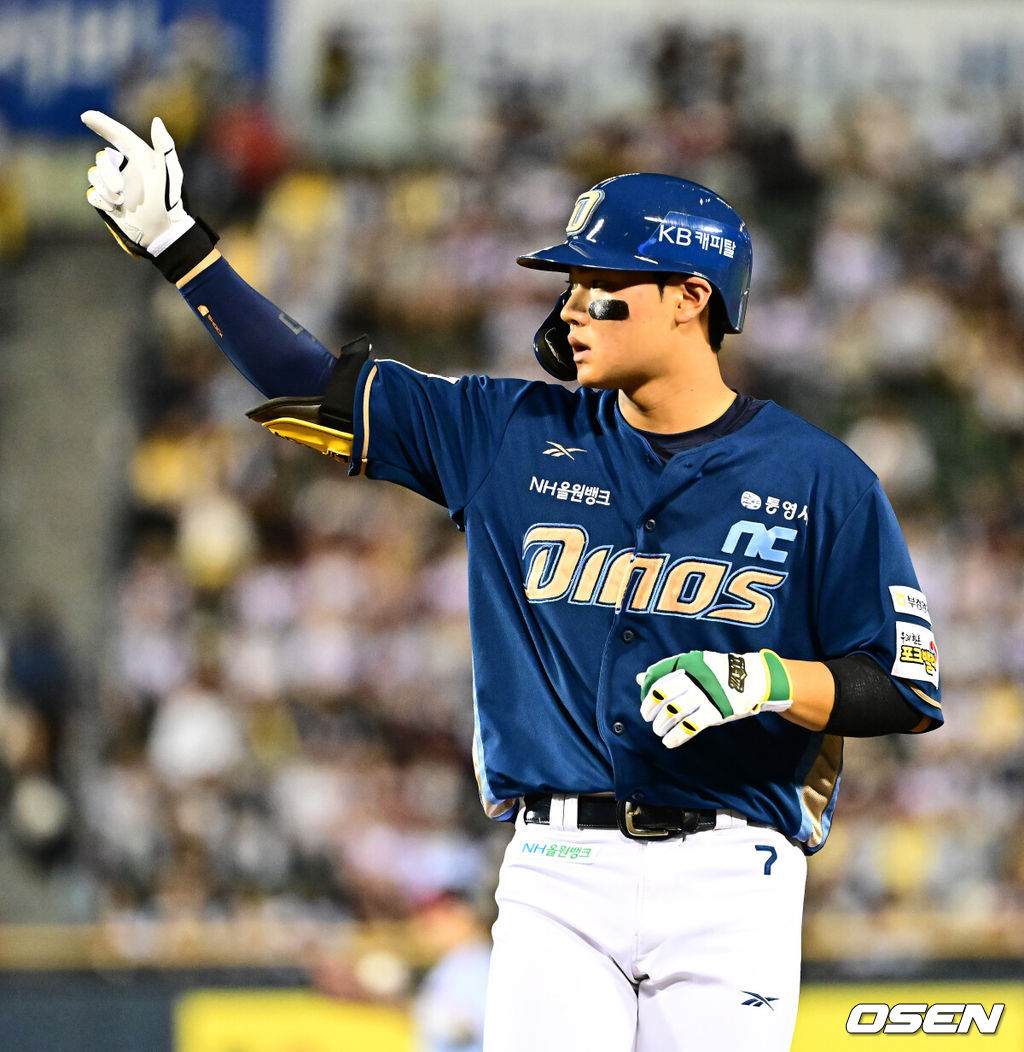 1일 서울 잠실구장에서 ‘2025 신한 SOL Bank KBO리그’ LG 트윈스와 NC 다이노스의 경기가 열렸다.LG는 우승 매직넘버 ‘1’을 남겨두고 있다. 시즌 마지막 경기에서 우승 샴페인을 터뜨릴 수 있다. NC는 전날 KT에 9-4 승리를 거두며 5위로 올라섰다. 6위 KT에 승차없이 승률에 앞선 5위다. 3회초 1사에서 NC 김주원이 우중간 안타를 날리며 세리머니를 하고 있다. 2025.10.01 /jpnews@osen.co.kr