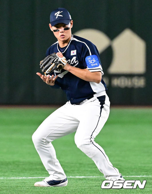 [OSEN=도쿄(일본), 조은정 기자]15일 일본 도쿄돔에서 ‘2025 NAVER K-BASEBALL SERIES’ 대한민국과 일본의 1차전 경기가 열렸다.한국은 곽빈, 일본은 소타니 류헤이를 선발투수로 내세웠다.6회말 2사 1,2루에서 대한민국 김주원이 일본 와카츠키의 유격수 라인드라이브 타구를 처리하고 있다. 2025.11.15. /cej@osen.co.kr