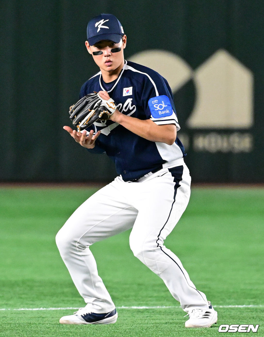 15일 일본 도쿄돔에서 ‘2025 NAVER K-BASEBALL SERIES’ 대한민국과 일본의 1차전 경기가 열렸다.한국은 곽빈, 일본은 소타니 류헤이를 선발투수로 내세웠다.6회말 2사 1,2루에서 대한민국 김주원이 일본 와카츠키의 유격수 라인드라이브 타구를 처리하고 있다. 2025.11.15. /cej@osen.co.kr