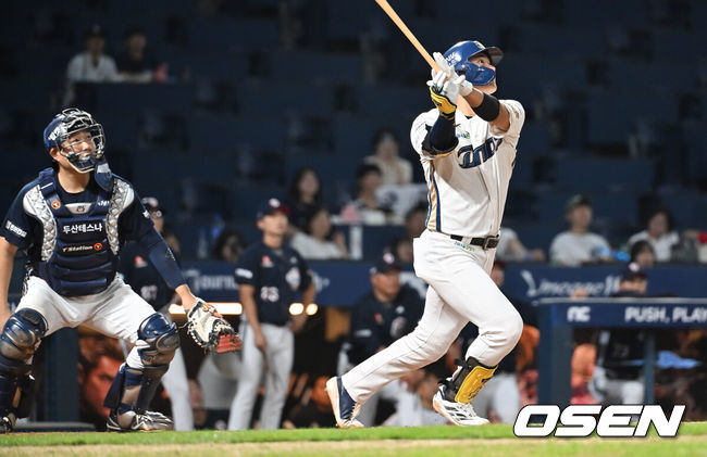 [OSEN=창원, 이석우 기자] 5일 창원NC파크에서 2025 신한 SOL 뱅크 KBO 리그 NC 다이노스와 두산 베어스의 경기가 열렸다. 홈팀 NC는 로건이, 방문팀 두산은 잭로그가 선발 출전했다. NC 다이노스 김주원이 7회말 2사 1루 우월 2점 홈런을 치고 있다. 2025.09.05 / foto0307@osen.co.kr