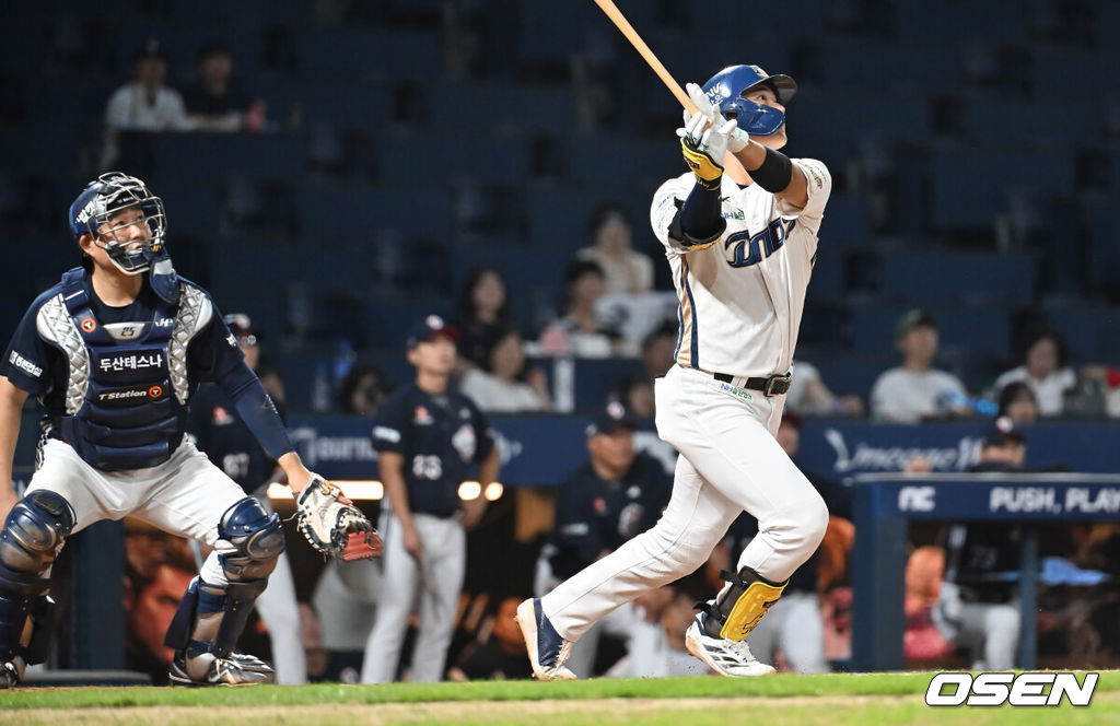 5일 창원NC파크에서 2025 신한 SOL 뱅크 KBO 리그 NC 다이노스와 두산 베어스의 경기가 열렸다. 홈팀 NC는 로건이, 방문팀 두산은 잭로그가 선발 출전했다. NC 다이노스 김주원이 7회말 2사 1루 우월 2점 홈런을 치고 있다. 2025.09.05 / foto0307@osen.co.kr