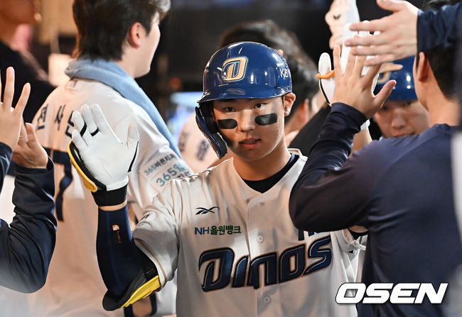 [OSEN=창원, 이석우 기자] 5일 창원NC파크에서 2025 신한 SOL 뱅크 KBO 리그 NC 다이노스와 두산 베어스의 경기가 열렸다. 홈팀 NC는 로건이, 방문팀 두산은 잭로그가 선발 출전했다. NC 다이노스 김주원이 7회말 2사 1루 우월 2점 홈런을 치고 하이파이브를 하고 있다. 2025.09.05 / foto0307@osen.co.kr