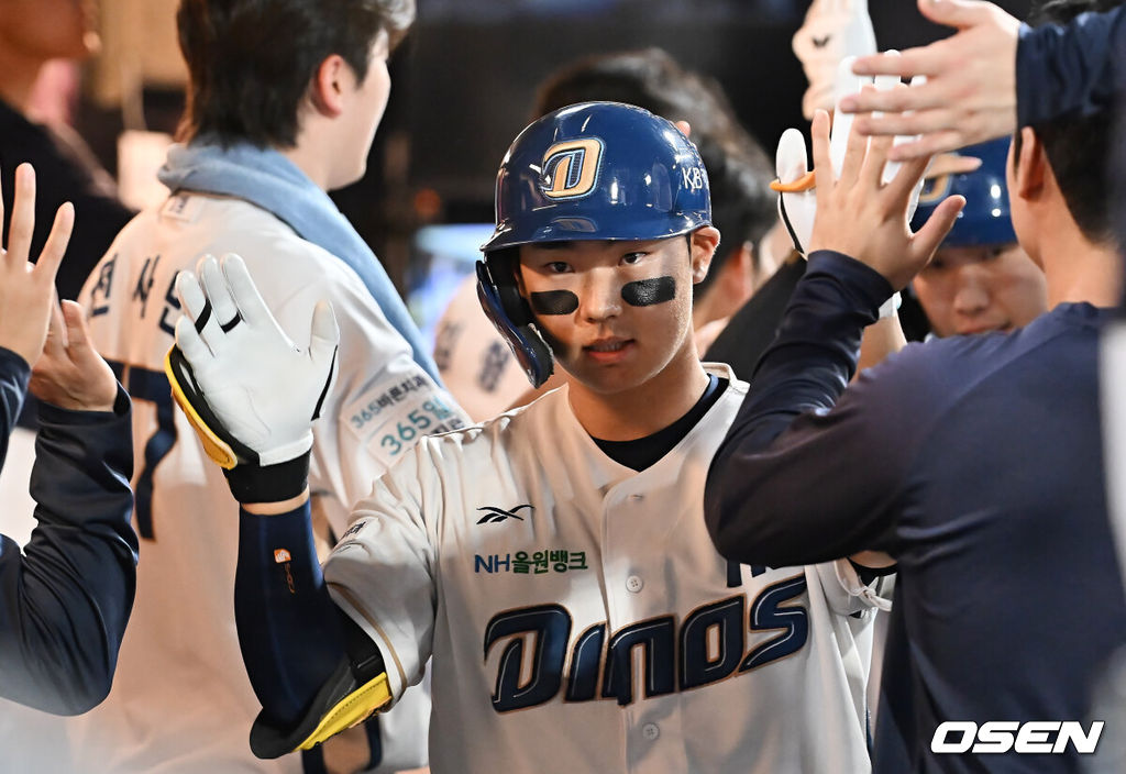 5일 창원NC파크에서 2025 신한 SOL 뱅크 KBO 리그 NC 다이노스와 두산 베어스의 경기가 열렸다. 홈팀 NC는 로건이, 방문팀 두산은 잭로그가 선발 출전했다. NC 다이노스 김주원이 7회말 2사 1루 우월 2점 홈런을 치고 하이파이브를 하고 있다. 2025.09.05 / foto0307@osen.co.kr