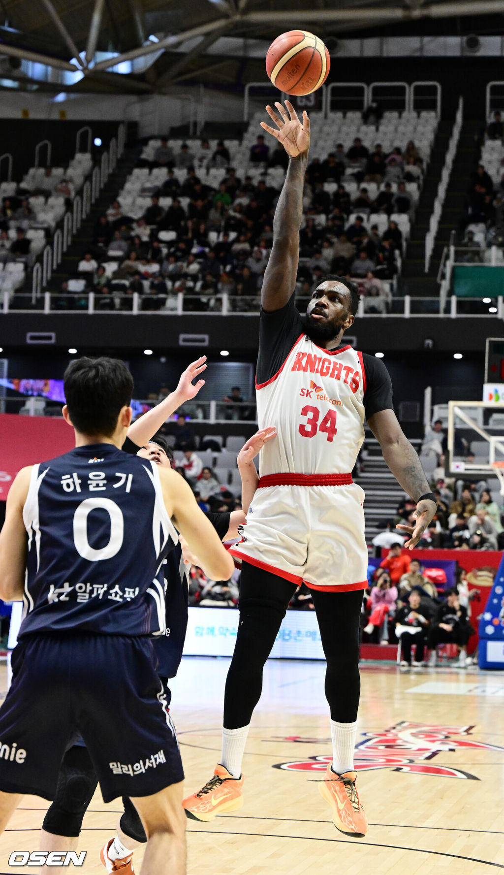 14일 오후 수원 KT 소닉붐 아레나에서 2025-2026 LG전자 프로농구 수원 KT와 서울 SK의 경기가 열렸다.중위권 다툼을 벌이는 두 팀의 맞대결이다. KT는 10승 10패(6위), SK는 11승 10패(5위)를 기록중이다. 3쿼터 SK 자밀 워니가 슛을 성공시키고 있다. 2025.12.14 /jpnews@osen.co.kr