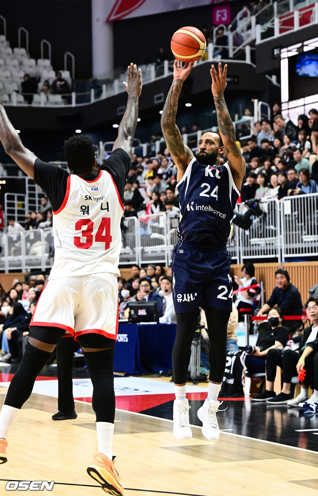 14일 오후 수원 KT 소닉붐 아레나에서 2025-2026 LG전자 프로농구 수원 KT와 서울 SK의 경기가 열렸다.중위권 다툼을 벌이는 두 팀의 맞대결이다. KT는 10승 10패(6위), SK는 11승 10패(5위)를 기록중이다. 2쿼터 KT 데릭 윌리엄스가 SK 자밀 워니의 수비를 피해 슛을 시도하고 있다. 2025.12.14 /jpnews@osen.co.kr