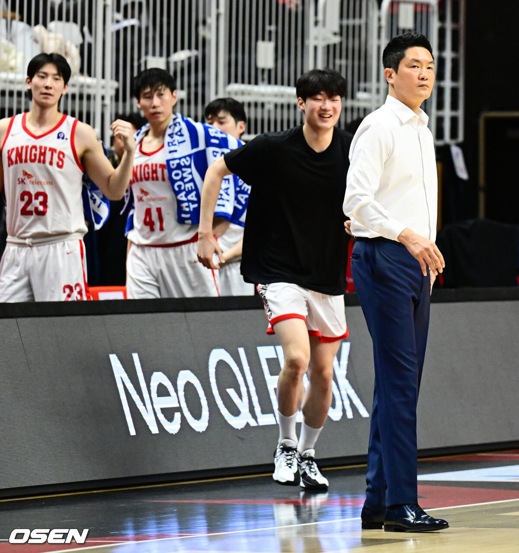 14일 오후 수원 KT 소닉붐 아레나에서 2025-2026 LG전자 프로농구 수원 KT와 서울 SK의 경기가 열렸다.중위권 다툼을 벌이는 두 팀의 맞대결이다. KT는 10승 10패(6위), SK는 11승 10패(5위)를 기록중이다. 2쿼터 SK 전희철 감독이 경기를 지켜보고 있다. 2025.12.14 /jpnews@osen.co.kr