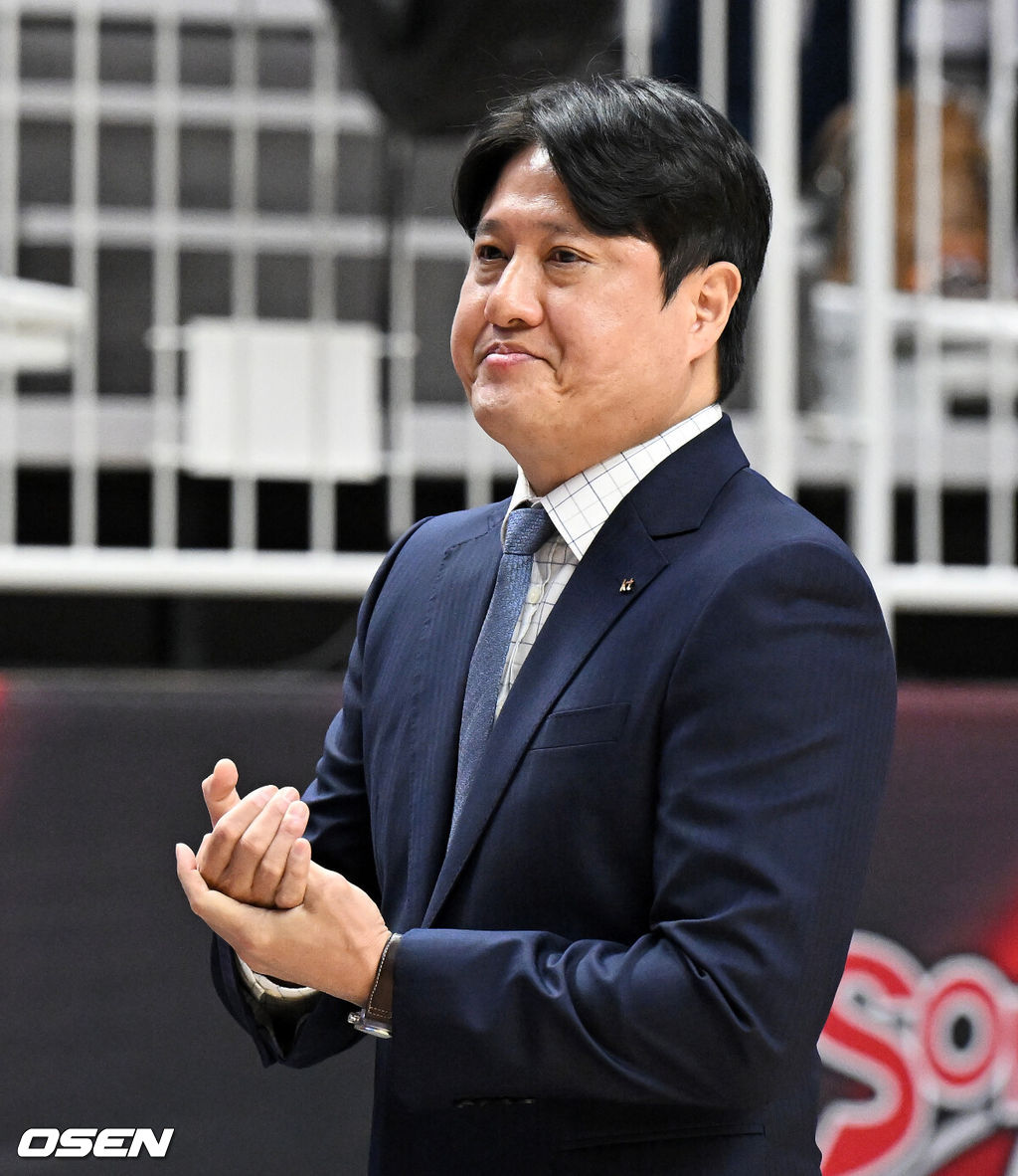 14일 오후 수원 KT 소닉붐 아레나에서 2025-2026 LG전자 프로농구 수원 KT와 서울 SK의 경기가 열렸다.중위권 다툼을 벌이는 두 팀의 맞대결이다. KT는 10승 10패(6위), SK는 11승 10패(5위)를 기록중이다. 1쿼터 KT 문경은 감독이 경기를 지켜보고 있다. 2025.12.14 /jpnews@osen.co.kr