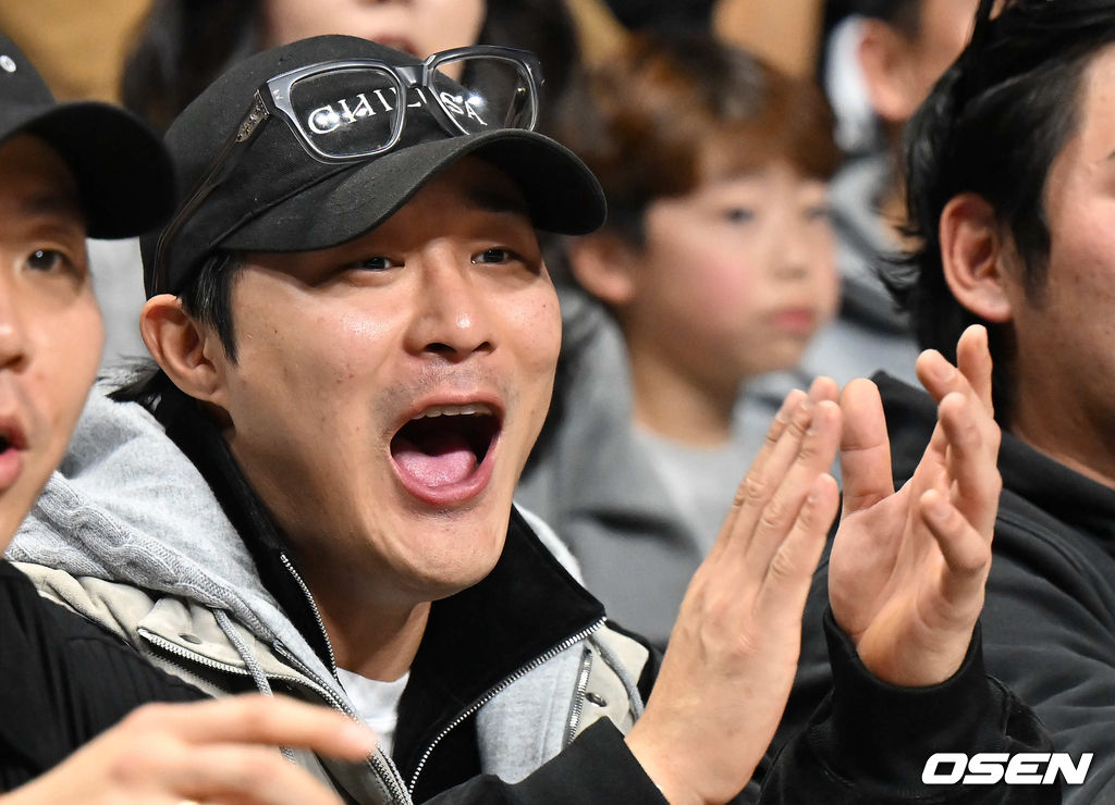 14일 부산 사직체육관에서 2025-2026 LG전자 프로농구 부산 KCC와 안양 정관장의 경기가 열렸다.정관장전 2전 전패를 기록중인 KCC에 최준용이 무릎 부상 털고 돌아왔다.김하성이 KCC와 정관장의 경기를 관람하고 있다. 2025.12.14 / foto0307@osen.co.kr