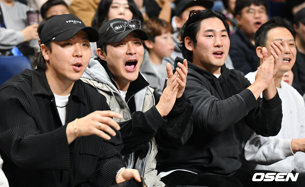 14일 부산 사직체육관에서 2025-2026 LG전자 프로농구 부산 KCC와 안양 정관장의 경기가 열렸다.정관장전 2전 전패를 기록중인 KCC에 최준용이 무릎 부상 털고 돌아왔다.김하성과 키움 김재현과 임지열이 KCC와 정관장의 경기를 관람하고 있다. 2025.12.14 / foto0307@osen.co.kr