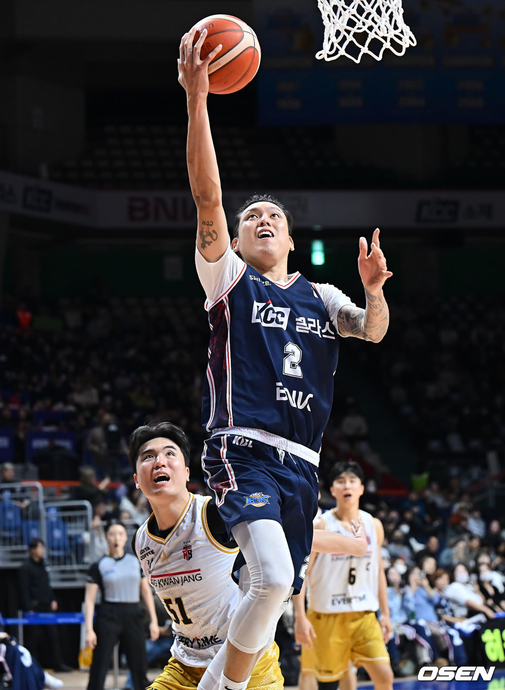 14일 부산 사직체육관에서 2025-2026 LG전자 프로농구 부산 KCC와 안양 정관장의 경기가 열렸다.정관장전 2전 전패를 기록중인 KCC에 최준용이 무릎 부상 털고 돌아왔다.부산 KCC 최준용이 안양 정관장 한승희의 마크를 피해 골밑슛을 시도하고 있다. 2025.12.14 / foto0307@osen.co.kr