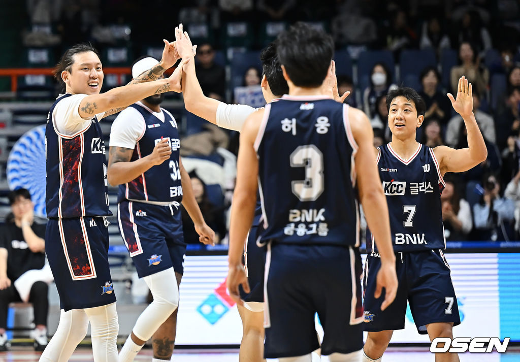 14일 부산 사직체육관에서 2025-2026 LG전자 프로농구 부산 KCC와 안양 정관장의 경기가 열렸다.정관장전 2전 전패를 기록중인 KCC에 최준용이 무릎 부상 털고 돌아왔다.부산 KCC 최준용과 허훈이 속공으로 골을 성공시킨 김동현과 하이파이브를 하고 있다. 2025.12.14 / foto0307@osen.co.kr