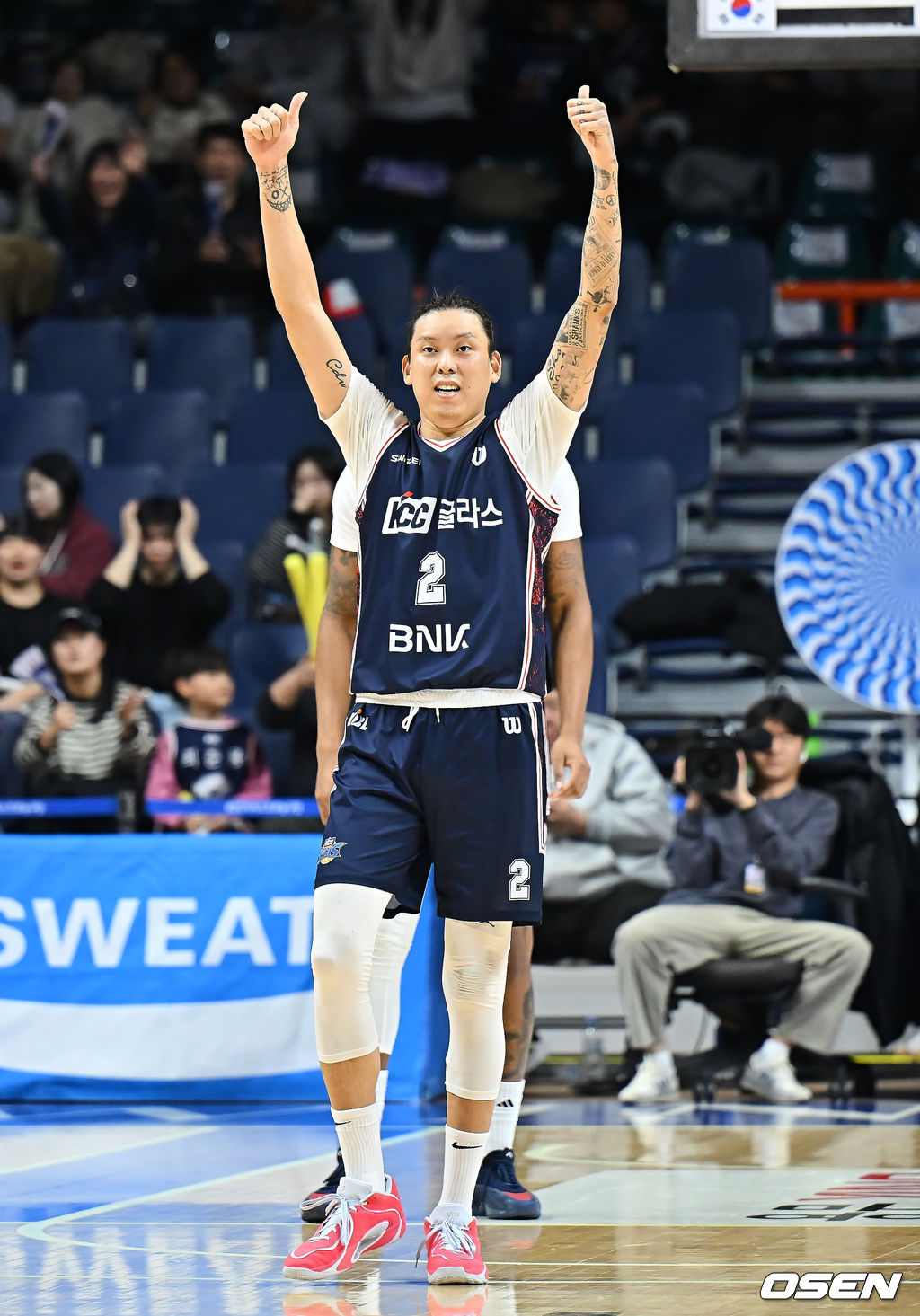 14일 부산 사직체육관에서 2025-2026 LG전자 프로농구 부산 KCC와 안양 정관장의 경기가 열렸다.정관장전 2전 전패를 기록중인 KCC에 최준용이 무릎 부상 털고 돌아왔다.부산 KCC 최준용이 골을 성공시킨 허웅을 보며 엄지척을 하고 있다. 2025.12.14 / foto0307@osen.co.kr