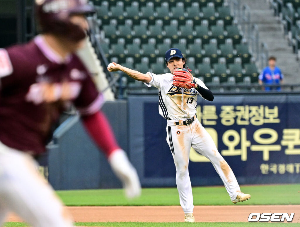 15일 서울 잠실야구장에서 2025 신한 SOL Bank KBO리그 두산 베어스와 키움 히어로즈의 경기가 열렸다.이날 홈팀 두산은 곽빈을, 원정팀 키움은 정현우를 선발 투수로 내세웠다.7회초 무사 1루 두산 유격수 이유찬이 키움 전태현의 타구를 1루로 송구, 아웃시키고 있다. 2025.06.15 /cej@osen.co.kr