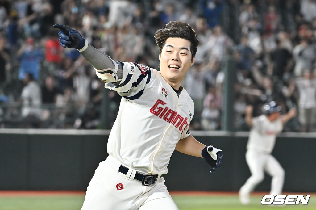 28일 부산 사직야구장에서 2025 신한 SOL 뱅크 KBO 리그 롯데 자이언츠와 KT 위즈의 경기가 열렸다. 홈팀 롯데는 감보아가, 방문팀 KT는 헤이수스가 선발 출전했다.롯데 자이언츠 고승민이 연장 11회말 2사 만루 끝내기 안타를 치고 환호하고 있다. 2025.08.28 / foto0307@osen.co.kr