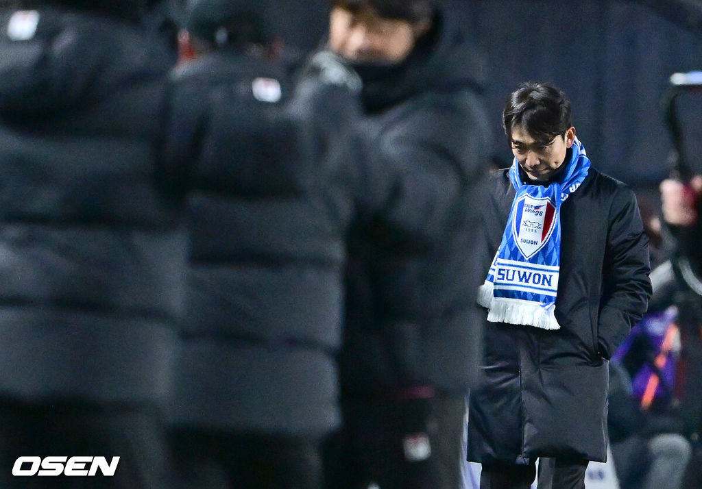 3일 오후 경기도 수원월드컵경기장에서 ‘K리그 승강 플레이오프(PO)’ 1차전 수원 삼성과 제주 SK의 경기가 열렸다.이날 경기는 제주가 1-0으로 승리하며 잔류에 청신호를 켰다.경기를 마치고 수원 변성환 감독이 아쉬워하고 있다. 2025.12.03 / dreamer@osen.co.kr