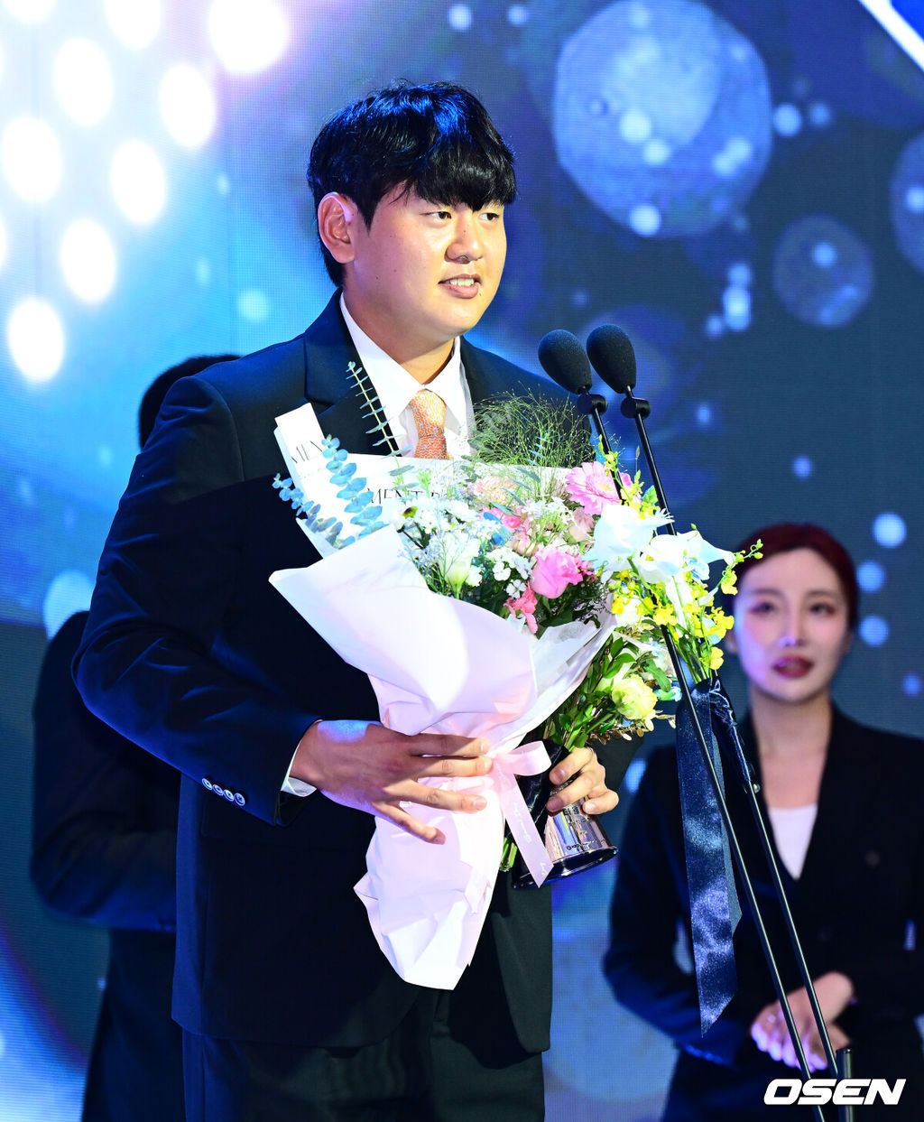 24일 오후 서울 잠실 롯데호텔 월드 크리스탈볼룸에서 ‘2025 신한 SOL뱅크 KBO 시상식’이 열렸다.KBO 시상식에서 가장 관심을 모으는 것은 단연 MVP 수상자다. 올해 MVP 레이스는 한화 코디 폰세와 삼성 르윈 디아즈의 2파전이다. 퓨처스리그 북부리그 타율상을 수상한 한화 장규현이 소감을 말하고 있다. 2025.11.24 /jpnews@osen.co.kr