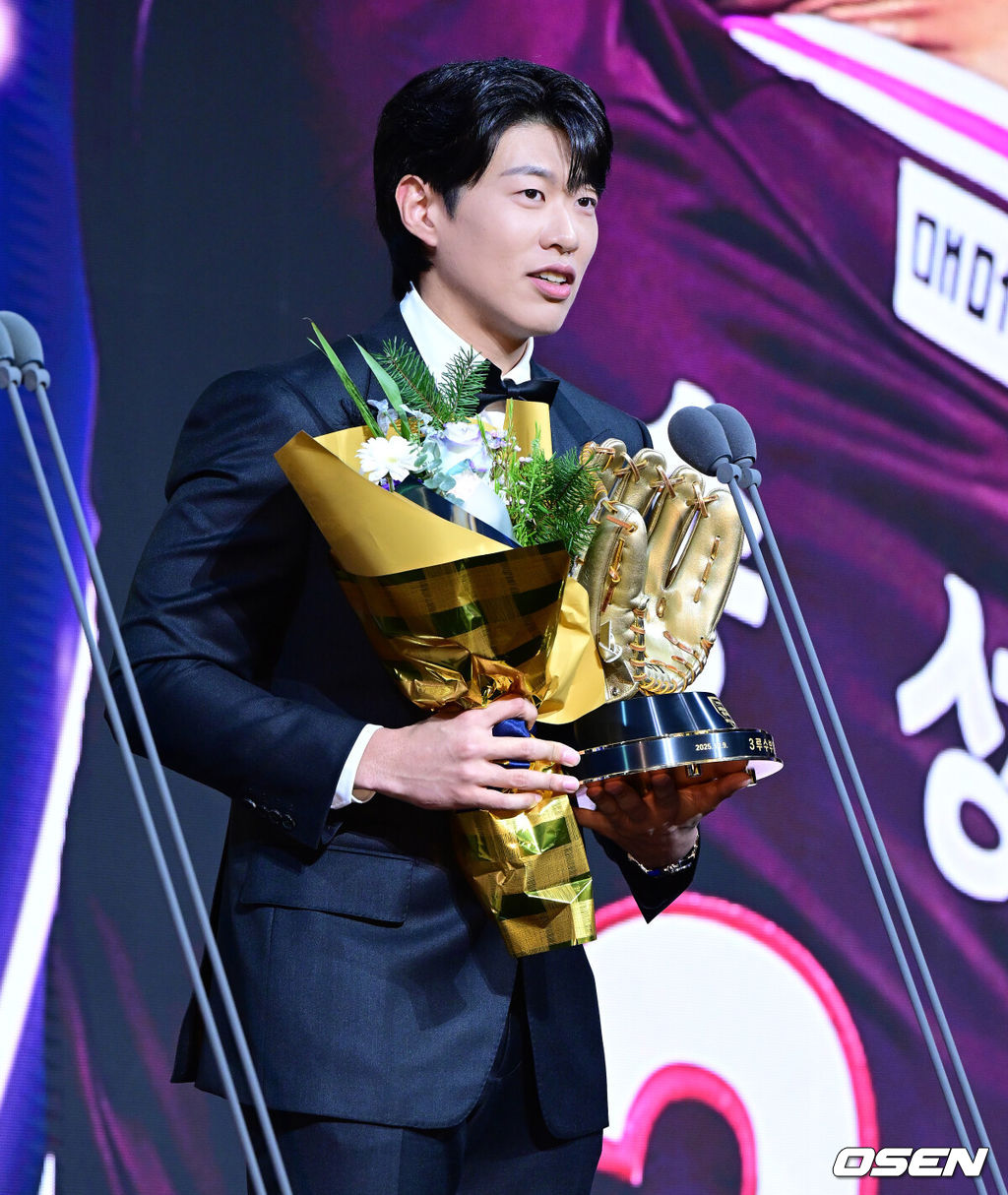 9일 오후 서울 송파구 잠실동 롯데호텔 월드에서 2025 신한은행 SOL 뱅크 KBO 골든글러브 시상식이 열렸다.KBO 골든글러브 시상식은 포지션별 최고의 선수를 가리는 자리로 올 시즌의 대미를 장식하는 자리다. 키움 송성문이 3루수 부문 골든글러브를 수상하며 소감을 말하고 있다. 2025.12.09 /jpnews@osen.co.kr