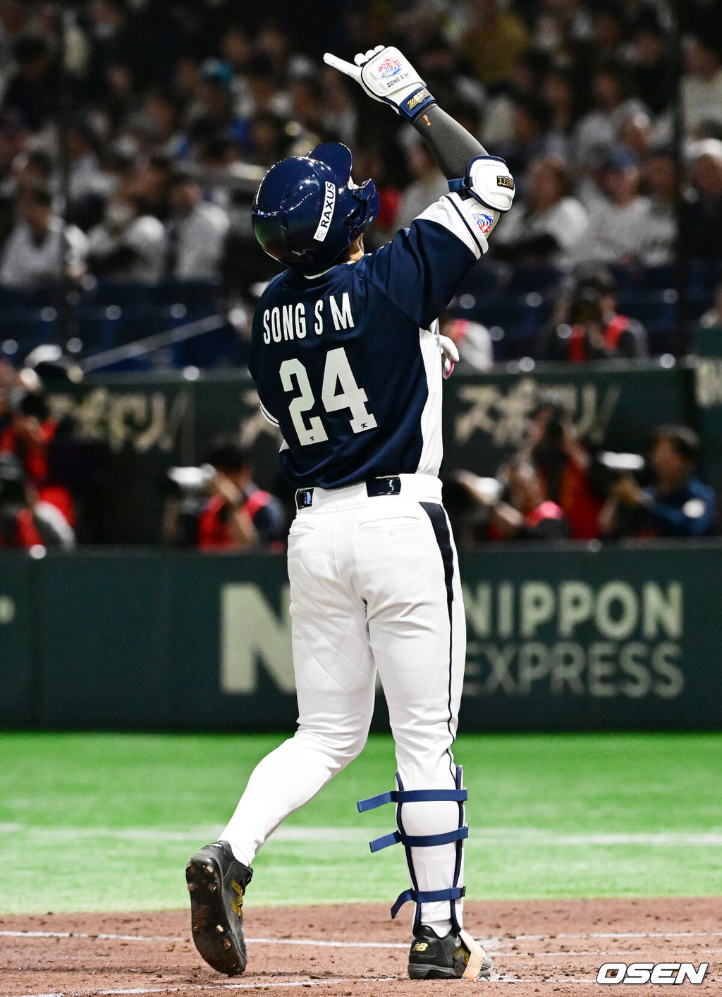 15일 일본 도쿄돔에서 ‘2025 NAVER K-BASEBALL SERIES’ 대한민국과 일본의 1차전 경기가 열렸다.한국은 곽빈, 일본은 소타니 류헤이를 선발투수로 내세웠다.4회초 무사에서 대한민국 송성문이 안현민의 선제 투런포에 이어 백투백 우월 솔로포를 날리며 기뻐하고 있다. 2025.11.15. /cej@osen.co.kr