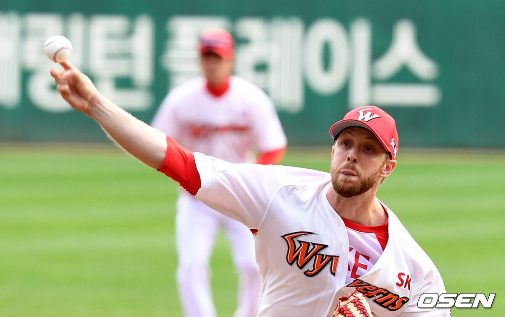 28일 오후 인천 SK행복드림구장에서 '2018 신한은행 MY CAR KBO리그 포스트시즌' 플레이오프 2차전 SK 와이번스와 넥센 히어로즈의 경기가 열렸다. 1회초 SK 켈리가 역투하고 있다. /jpnews@osen.co.kr