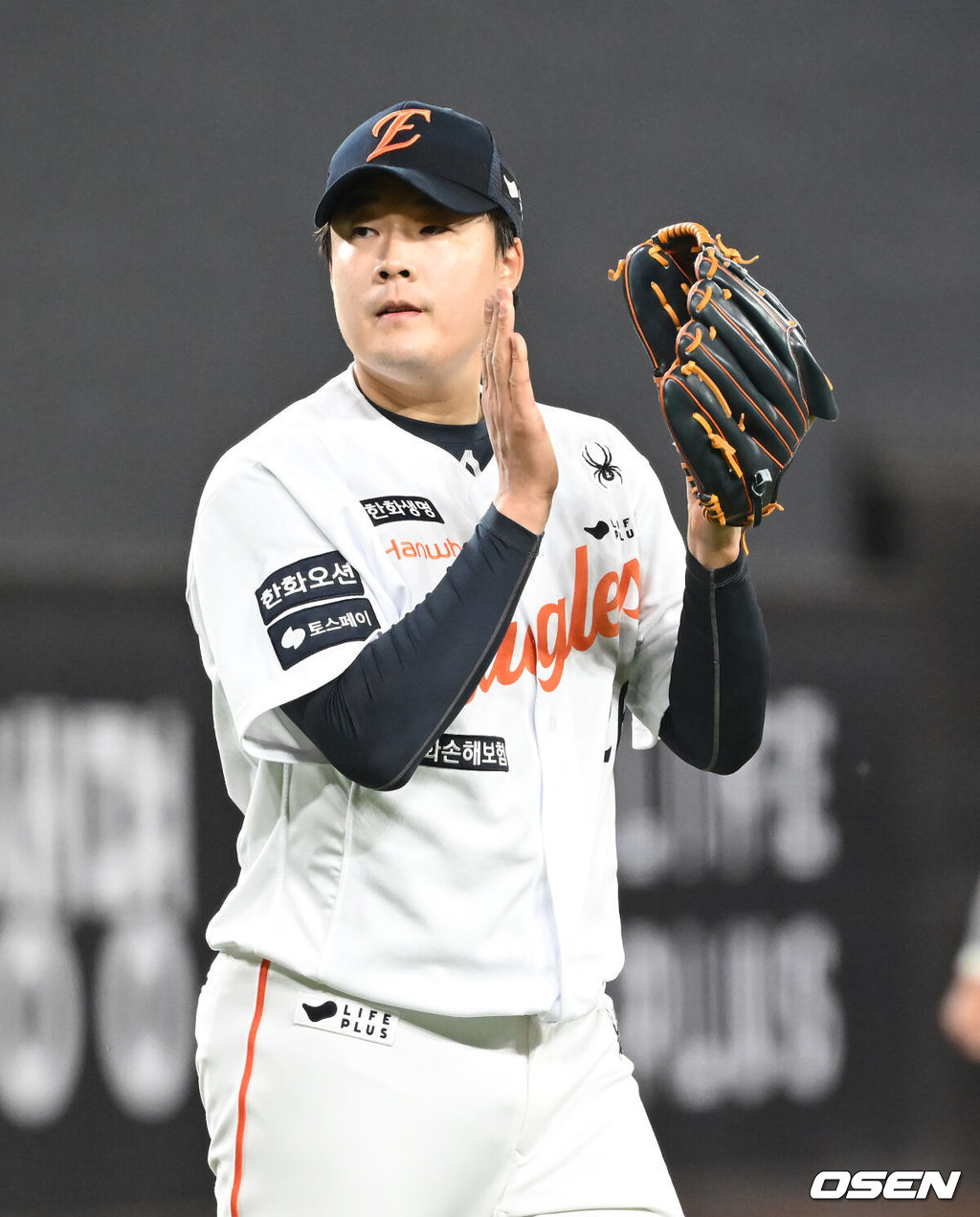 4일 오후 대전 한화생명볼파크에서 ‘2025 신한 SOL Bank KBO리그’ 한화 이글스와 KT 위즈의 경기가 열렸다.이날 홈팀 한화는 와이스, KT는 오원석을 선발로 내세웠다.8회초 무사 1루 한화 한승혁이 KT 허경민을 병살타로 처리한 뒤 박수를 치고 있다. 2025.06.04 / ksl0919@osen.co.kr