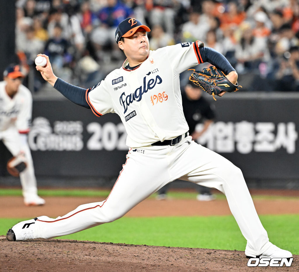 29일 오후 대전 한화생명볼파크에서 2025 신한 SOL Bank KBO리그 한화 이글스와 LG 트윈스의 경기가 열렸다.한화는 정우주, LG는 임찬규를 선발 투수로 내세웠다.8회초 마운드에 오른 한승혁이 힘차게 공을 뿌리고 있다. 2025.09.29 /rumi@osen.co.kr