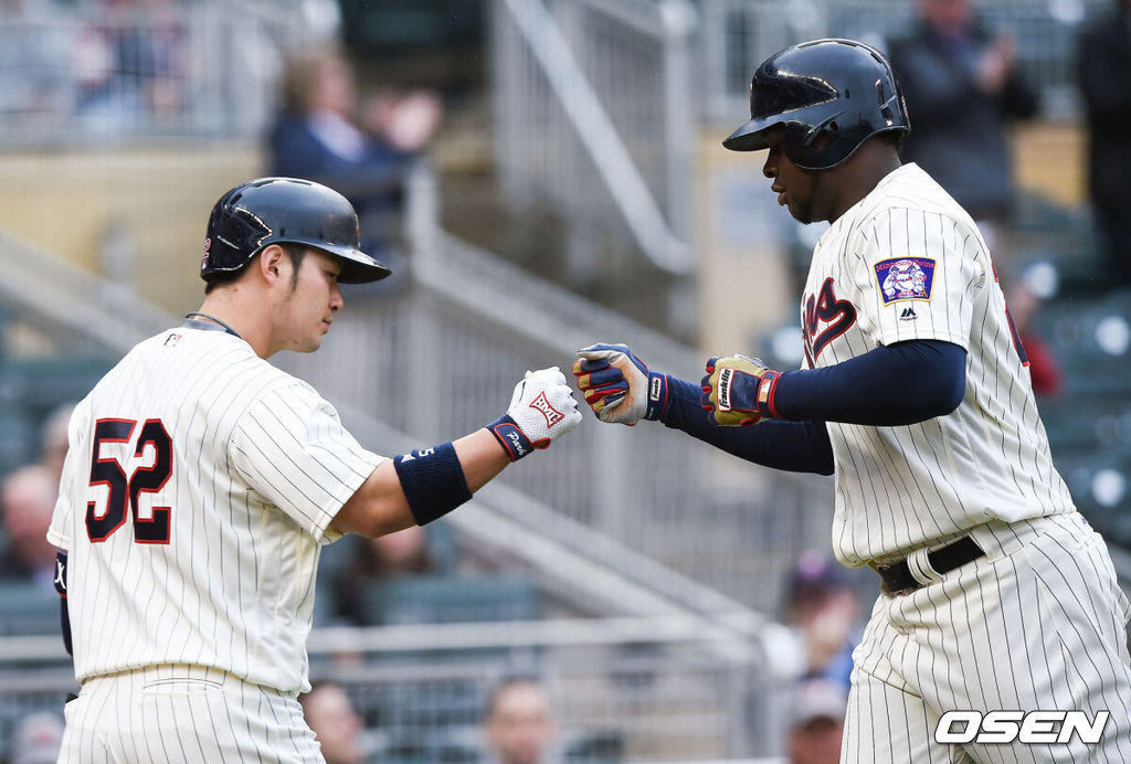 12일(한국시간) 미국 미네소타주 미니애폴리스의 타깃 필드에서 열린 2016 메이저리그 미네소타와 볼티모어의 경기, 2회초 미네소타 선두타자 사노가 솔로홈런을 날린뒤 박병호와 하이파이브를 하고 있다. 2016.05.12  /soul1014@osen.co.kr