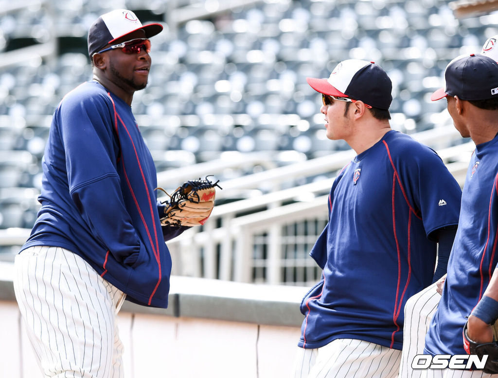 1일(한국시간) 미국 미네소타주 미니애폴리스의 타깃 필드에서 열린 2016 메이저리그 미네소타 트윈스와 디트로이트 타이거즈의 경기에 앞서 박병호가 사노의 춤을 바라보고 있다. 박병호는 이날 경기서 1루수로 나선다. 중심타선은 조 마우어(지명타자)-미겔 사노(우익수)-박병호(1루수)로 구성됐다. 2016. 05. 01 / soul1014@osen.co.k