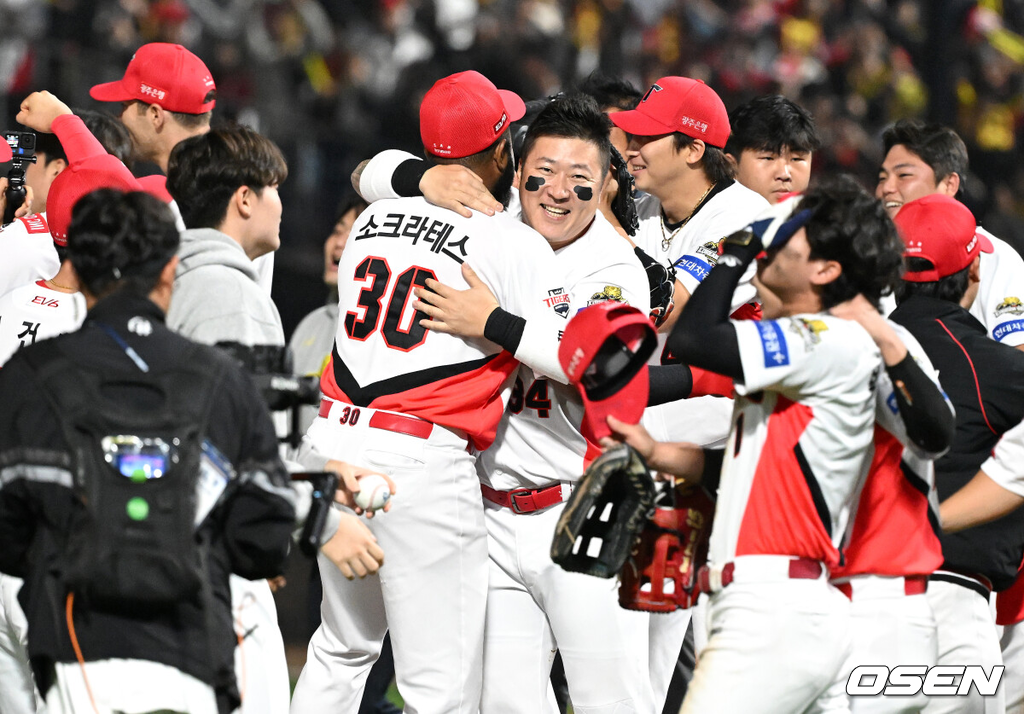 2024 우승직후 선수들과 포옹하는 KIA 최형우./OSEN DB